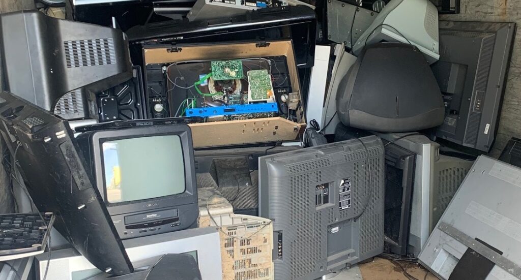 Alte Monitore, ausgediente Fernseher und andere elektrische Geräte; Foto: EMO