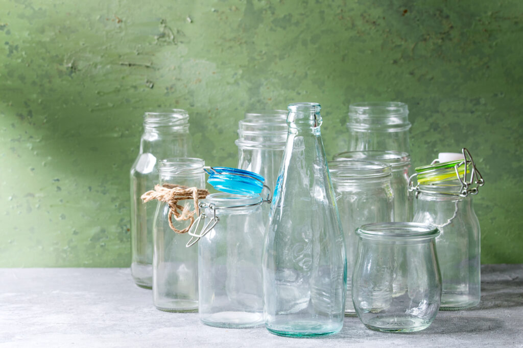 Leere Behälter aus Weißglas; Foto: Envato Elements