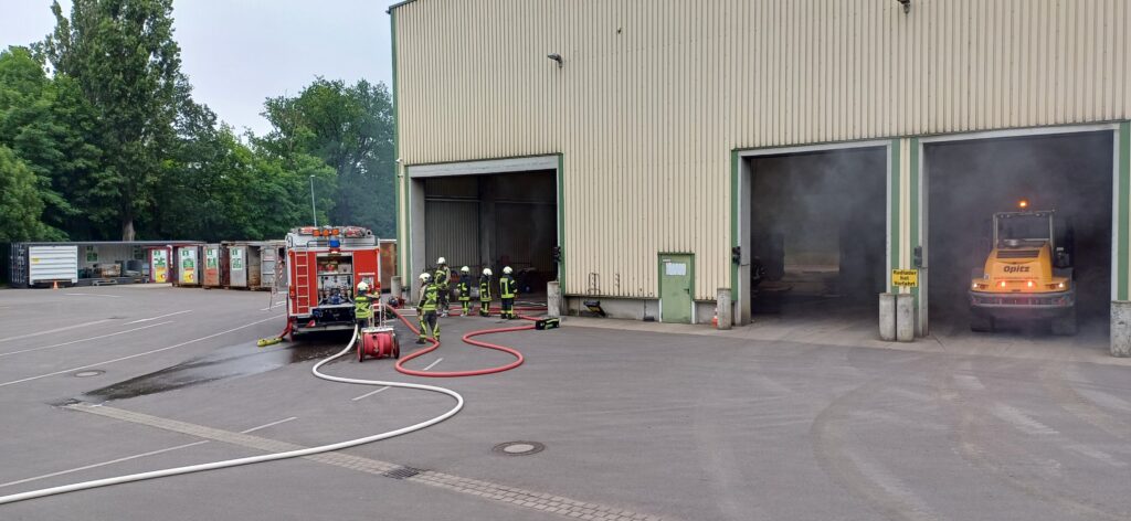 Feuerwehr löscht einen Brand, ausgelöst durch unsachgemäße Entsorgung von Elektroschrott