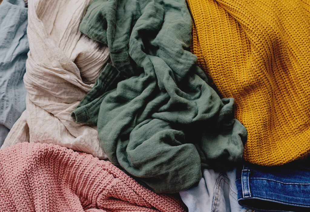 Verschiedene gebrauchte Kleidungsstücke; Foto: Envato Elements