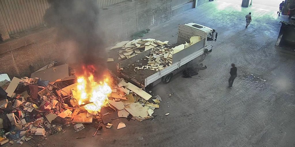 06.UmschBrennender Abfall in einer Umschlaghallelaghalle_11-09-2023_10-18-19_1.Feuerlöscher_von_Säule_neben_Tor Anschnitt Brennender Abfall in einer Umschlaghalle
