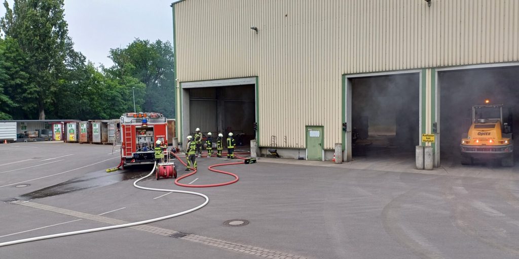 Brand durch unsachgemäße Erfassung und Lagerung von Elektroschrott Feuerwehr löscht einen Brand, ausgelöst durch unsachgemäße Entsorgung von Elektroschrott