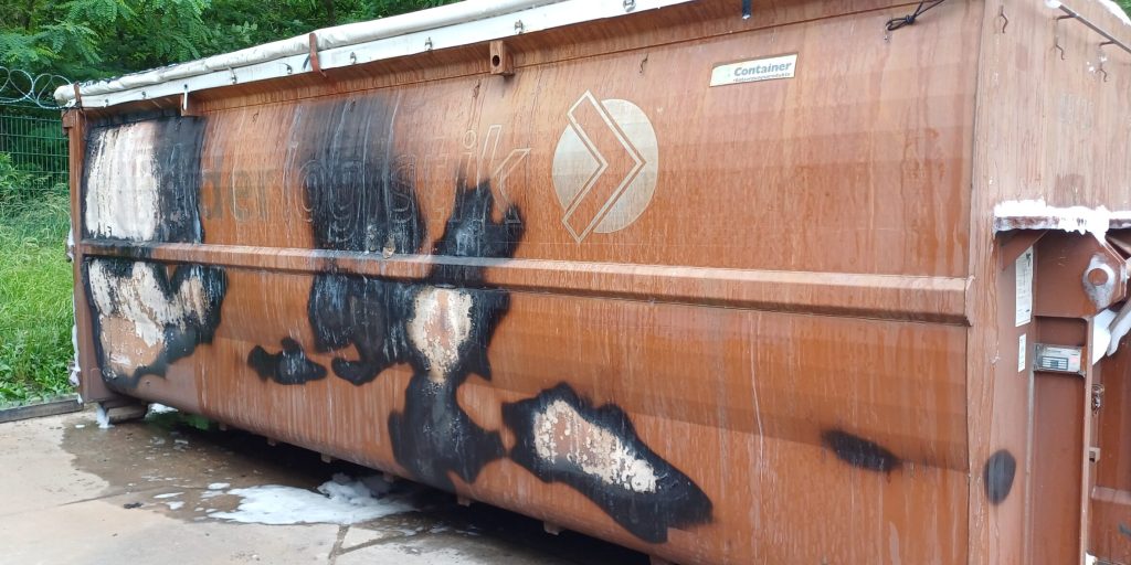 Angekokelter Container nach nicht sachgemäßer Entsorgung von Elektroschrott Angekokelter Container nach nicht sachgemäßer Entsorgung von Elektroschrott