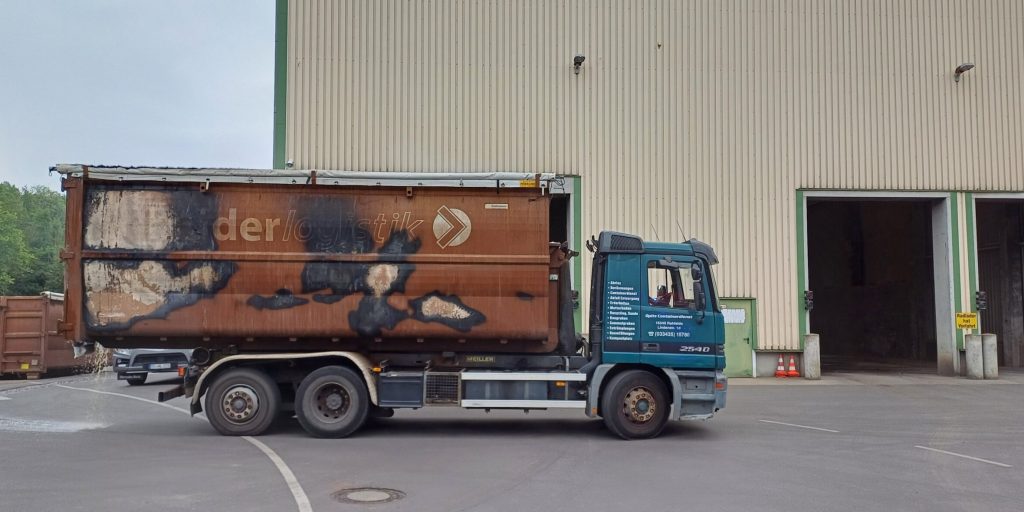 LKW mit Brandspuren Gefahr für die Müllwerker durch unsachgemäße Entsorgung von Elektroschrott bei einem Brand eines Müllcontainers