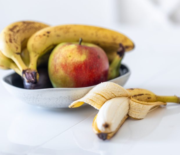 An open banana and a plate of fruit on the kitchen table, Foto: Envato Elements