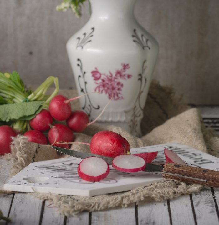 Bio radishes cuttting on wood table, Foto: Envato Elements